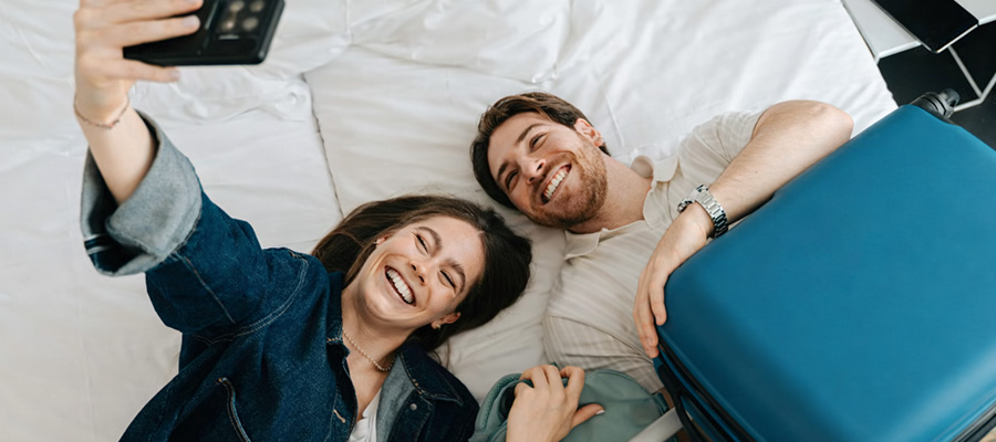 Pareja feliz en habitación de hotel