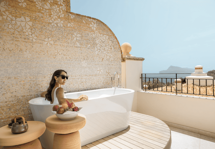 mujer en habitación clínica zem altea